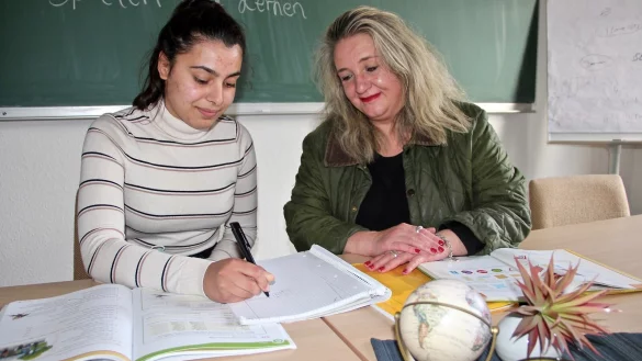 Auf Empfehlung von Katharina Idecke, Koordinatorin derAWO-Hausaufgabenhilfe &bdquo;Spielen und Lernen" in Sch&ouml;tmar wird die 16j&auml;hrigeSch&uuml;lerin Arjin Derbas mit einem dreij&auml;hrigen Stipendium der START-Stiftung unterst&uuml;tzt. - &copy; Heidi Stork