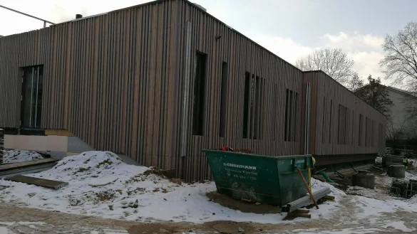 Einige Geb&auml;udeabschnitte der neuen Jacobischule samt B&uuml;rgerzentrum und Verwaltungsneubau sind mit Holz verkleidet. - &copy; Gemeinde Kalletal