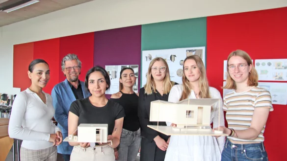 Ecem-Aylin Kucuk, Prof. Ulrich Nether, Marjory Azurin Taboadam, Vida Fakhimi, Kristina Stoz, Anastasia Mouratidou und Skaidrit Bischoff (von links) von der TH OWL waren mit dem Projekt Mobiles Projektb&uuml;ro befasst und haben teilweise sogar Modelle erstellt. - &copy; Cordula Gr&ouml;ne(LZ)