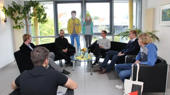 Die f&uuml;nf lippischen Jungpolitiker (von links) Haakon Herrmuth (Gr&uuml;ne Jugend), Nils Allersmeier (Junge Liberale), Sebastian Vogt (Jusos), Max Hinrichsen (Junge Union) und Johann M&uuml;ller (Linksjugend) tauschen ihre Ansichten im LZ-Gespr&auml;ch aus. LZ-Volont&auml;r Philipp Kersten (vorne) moderiert die Runde. - &copy; Karolina Schmidt