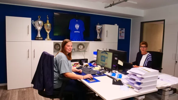 Lara Watermann (links) und Kerstin David hatten in ihrem Karten-Cockpit in den vergangenen drei Wochen eine Menge zu tun. Foto: J&ouml;rg Hagemann - &copy; J&ouml;rg Hagemann