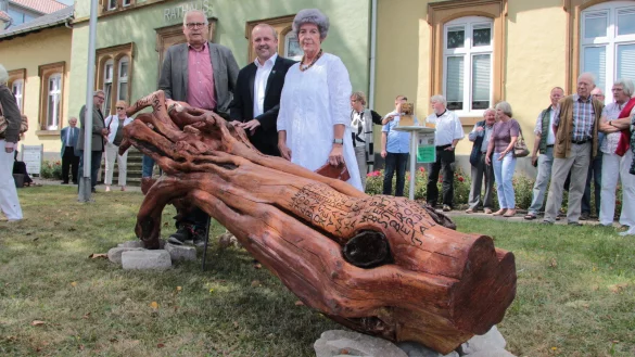 &bdquo;Von der alten Chaussee in Waterloo in die Zukunft von Kalletal": Der stellvertretende B&uuml;rgermeister Dieter Hartwig (links), B&uuml;rgermeister Mario Hecker und K&uuml;nstlerin Renate L&uuml;bbing pr&auml;sentieren das Werk. - &copy; Carolin Brokmann