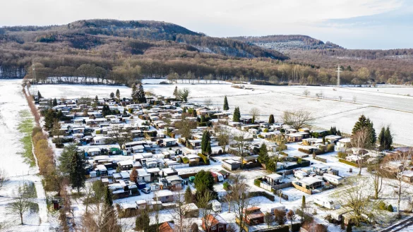 Ort des Geschehens: Blick auf den Campingplatz Eichwald in Elbrinxen, aufgenommen mit einer Drohne. Die Dorfgemeinschaft versucht, mit dem Unfassbaren klar zu kommen. Seelsorger und Schulen versuchen, dabei Hilfestellung zu geben. - &copy; Guido Kirchner/dpa