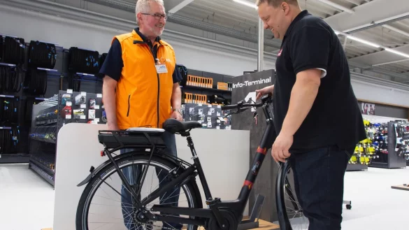 F&uuml;hren den Kunden beim Verkaufsstart das von Hempelmann und der LZ pr&auml;sentierte Lippe-Rad vor: (von links) Gesch&auml;ftsinhaber Tobias Hempelmann und ADFC-Mitglied Friedrich Riesenberg. - &copy; Raphael Bartling