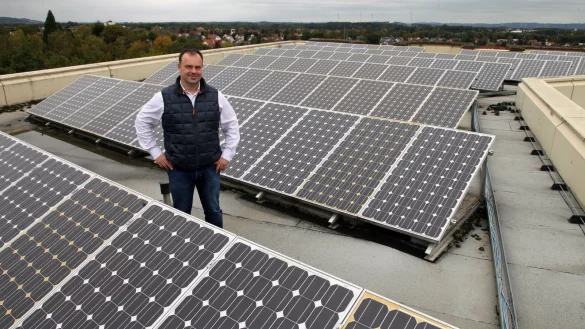 Energieberater Matthias Ansbach auf dem mit Photovoltaikelementen bestückten Dach des Kreishauses. - © Bernhard Preuss