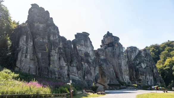 Strahlende Sonne an den Externsteinen. Doch zur Zeit d&uuml;rfen Besucher nicht auf die Felsen steigen. - &copy; Archivfoto: Jannik Stodiek