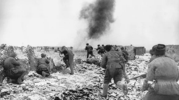 Angriff einer russischen Einheit. Die Ende August 1942 bis Stalingrad vorgesto&szlig;ene deutsche 6. Armee mit rund 280.000 Mann unter Generaloberst
Friedrich Paulus wurde Ende November 1942 von der sowjetischen Armee 
eingekesselt. - &copy; dpa/A0009_dpa/dpa