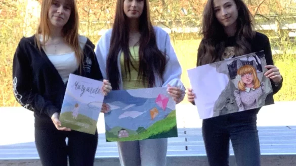Alisha Schromm, Mia Wannemüller und Pauline Fischer (von links) präsentieren des Bilderbuchs „Margarete“. - © Grabbe Gymnasium