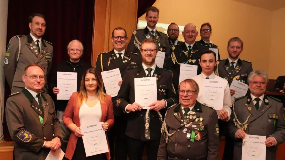 Als neuer Leiter der Schießabteilung konnte Bastian Dawitz (hintere Reihe, links) die Vereinsmeister auszeichnen. Die Beteiligung an dem Wettbewerb war deutlich stärker als bisher. Foto: Knut Dinter - © Knut Dinter