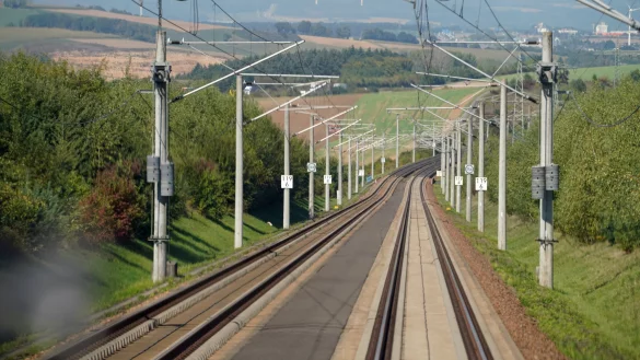So sieht eine neue zweigleisige Schnellfahrtstrecke f&uuml;r bis zu Tempo 300 der Deutschen Bahn aus. Das Bild zeigt einen Abschnitt der Linie K&ouml;ln-Rhein/Main. Foto: Deutsche Bahn AG/Volker Emersleben - &copy; Deutsche Bahn AG / Volker Emersleben