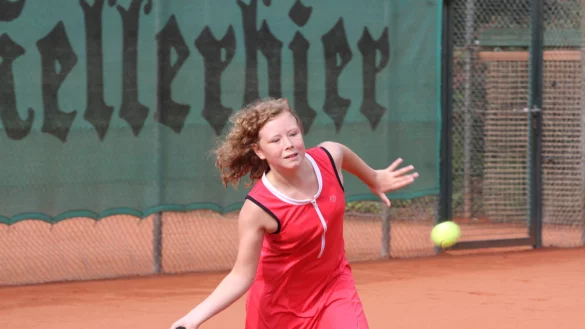 Volle Konzentration auf die Vorhand: Angelina Gallwas aus Bad Salzuflen. Sie unterlag gestern Vormittag mit 1:6 und 5:7 gegen Alicia Mall aus Rheinland-Pfalz. - &copy; Sebastian Lucas
