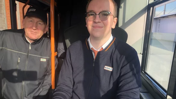 Zwei Generationen Busfahrer: Leen de Kok (links) und Janis D&uuml;phans. - &copy; Martin Hostert