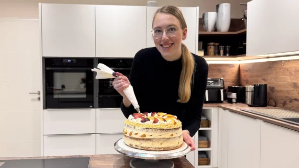 Gewusst wie: Backen ist Julias Leidenschaft. Vor allem das Dekorieren feiner Gebäcke hat es ihr angetan. - © Marianne Schwarzer