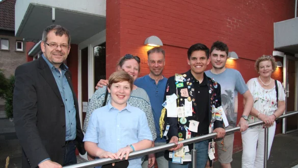 Transatlantisch: Hunter Jimenez tr&auml;gt das mit Pins beh&auml;ngte Jackett des Jugendaustauschs. Mit ihm freuen sich (von links) Prof. Dr. Ulrich M&uuml;ller (Rotary Club Lemgo) sowie Niklas, Susanne und Thomas Menking als Gastfamilie, Philip Marx (Rotaract Lemgo Lippe) und Sprachlehrerin Lilo Marx. - &copy; Thorsten Engelhardt