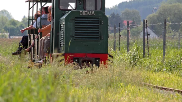 Die Feldbahn fährt am Ostersonntag durchs Museum. - © Martin Holtappels
