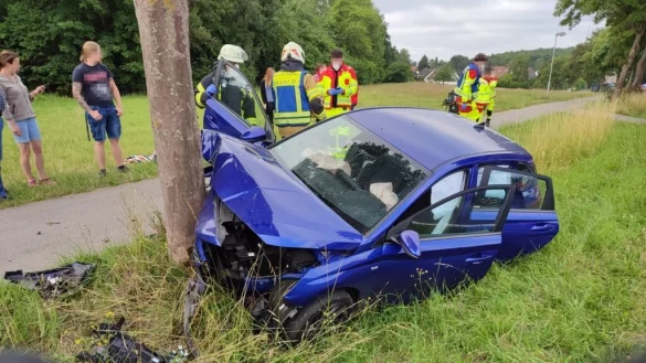Aus medizinischen Gr&uuml;nden ist ein junger Mann mit dem Auto auf dem Schwelentruper Weg verungl&uuml;ckt. Er wurde schwer verletzt und mit dem Rettungswagen ins Krankenhaus gebracht. - &copy; Florian Weihs/Feuerwehr D&ouml;rentrup