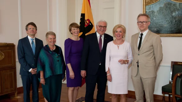 Hilfe aus OWL: Bundespr&auml;sident Frank-Walter Steinmeier (Mitte) und First Lady Elke B&uuml;denbender (l.) begr&uuml;&szlig;en Liz Mohn, Vorstandsmitglied der Bertelsmann-Stiftung. - &copy; Thomas Kunsch