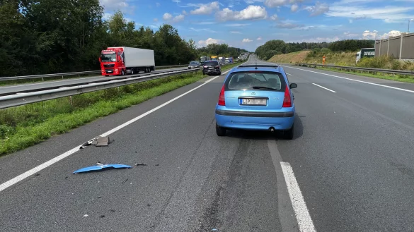 Der Fahrer des Citroens (vorne) wurde schwer verletzt in ein Krankenhaus gebracht. - &copy; Freitag-TV