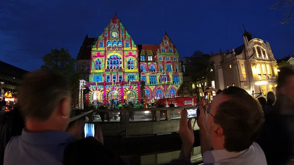 Das Alte Rathaus wird auf besondere Weise angestrahlt. Viele Besucher nutzten die Chance f&uuml;r ein Foto. - &copy; FOTO: ANDREAS ZOBE