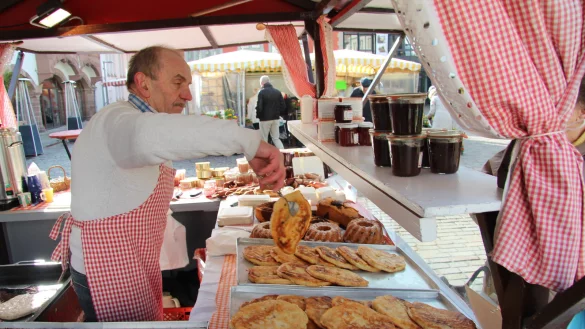 Pickert auf dem Lemgoer Marktplatz: Klaus-Dietmar Diekmann aus Kalletal ist Profi im backen. - © Privat