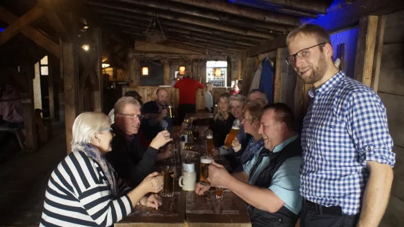 H&uuml;ttenwirt Boris Ortmeier (vorne) l&auml;dt ein zum Reinschauen. &ndash; Die Hirschalm2.0 hat das Konzept vom Vorjahr grunds&auml;tzlich beibehalten, aber &uuml;berrascht auch mit einigen Ver&auml;nderungen. - &copy; Werner Hoppe