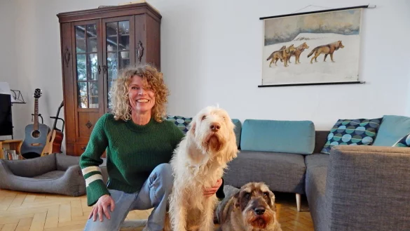 Heike Br&uuml;nger mit ihren beiden Hunden Filou, einem Riesenschnauzer, und der fast wei&szlig;en Rosalie, einem Spinone italiano, der s&uuml;deurop&auml;ischen Variante des Deutsch-Drahthaars. - &copy; Gunter Held