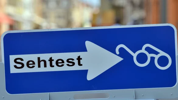 Hinweisschild mit Aufschrift Sehtest - &copy; Foto: Hendrik Schmidt/dpa