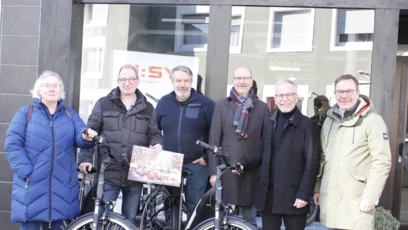 Die Gewinner freuen sich über ihre Hauptpreise. - © Juliana Szabo