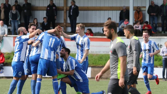 Ein Torjubel der etwas anderen Art: Fatih &Ouml;zt&uuml;rk poliert seinem Mannschaftskameraden Zalem &Ouml;zmen den rechten Schuh. Diese hatte den TBV Lemgo kurz zuvor mit 2:0 in F&uuml;hrung gebracht. Links eilt Ilker Siviloglu hinzu. - &copy; Oliver K&ouml;nig