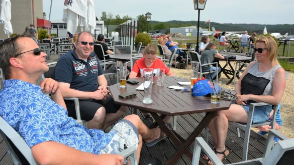 Carsten Petersen, Christian und Timo Wenzel sowie Karin Petersen (von links) genie&szlig;en es am Segelflugplatz, nach so langer Zeit wieder ganz ungezwungen bei k&uuml;hlen Getr&auml;nken drau&szlig;en sitzen zu k&ouml;nnen. - &copy; Karin Prignitz