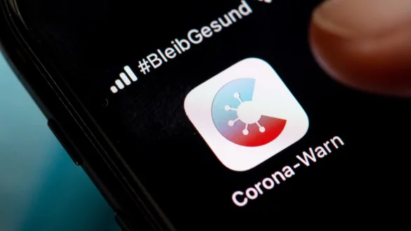 Corona-App - &copy; Foto: Sven Hoppe/dpa/dpa-tmn