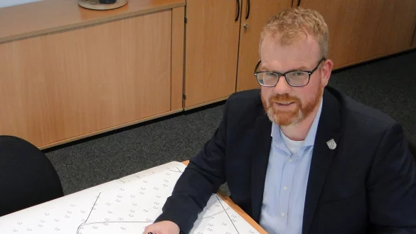 D&ouml;rentrups B&uuml;rgermeister Friso Veldink studiert den Plan zur Aufwertung des Landschaftsparks Pottkuhle. Attraktivit&auml;tssteigerung soll es an vielen Stellen in Nordlippe geben: Das ist sein Thema im Leader-Projekt. - &copy; Hajo G&auml;rtner