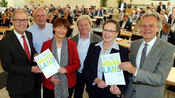 Entwickeln das Urbanland OWL: Manfred Müller (Landrat Kreis Paderborn, v. l.), Josef Himmelmann (Bürgermeister a. D. aus Olfen), Anke Recklies (Förderkoordinationsstelle der Bezirksregierung Detmold), Karl Jasper (NRW-Bauministerium), Marianne Thomann-Stahl (Regierungspräsidentin) und Herbert Weber (Geschäftsführer der OWL GmbH). - © Wolfgang Rudolf