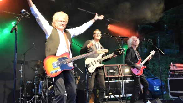 Gitarrist Leo Lietz animiert die Besucher zum Mitklatschen. Neben ihm rocken S&auml;nger und Bassist Roger Sch&uuml;ller sowie Gitarrist Jupp Bauer. - &copy; Karin Prignitz