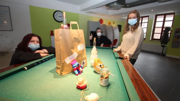 Kerstin Brinkmann (von links), Uwe Fauck und Veronika Kranz vom Barntruper KOMM-Verein sind zurzeit die einzigen im Jugendzentrum. Mit Bastelt&uuml;ten und per Videokonferenz halten sie aber Kontakt mit den Kindern und Jugendlichen. - &copy; Jens Rademacher