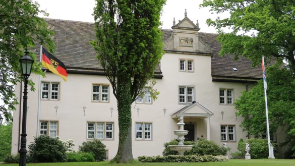 Das Schloss im Kern Alverdissen ist für 2,36 Mio. auf dem Markt. - © Yvonne Glandien