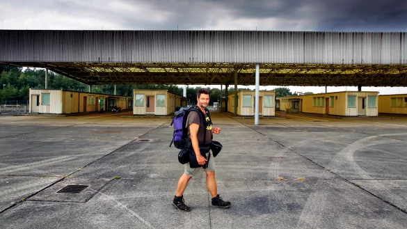Am ehemaligen Grenz&uuml;bergang Marienborn: Roland Marske. Der Fotograf und Autor war zu Fu&szlig; 1400 Kilometer entlang der fr&uuml;heren deutsch-deutschen Grenze unterwegs. - &copy; Rainer Joerger