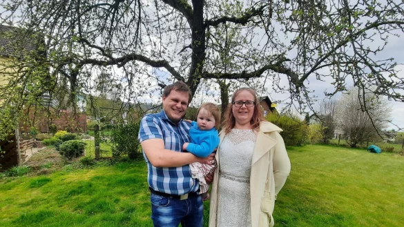 Dominik K&uuml;hnel und Karin Hanke werden ihre Hochzeit am Montag ganz allein mit T&ouml;chterchen Valerie Irma (15 Monate) Zuhause feiern. W&auml;hrend der Coronavirus-Krise sind keine G&auml;ste erlaubt. Die kleine Familie freut sich dennoch auf ihren Tag. - &copy; Michaela Wei&szlig;e