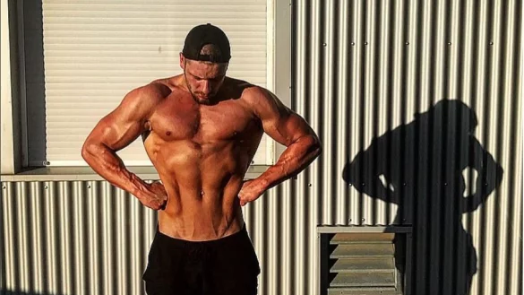 Dean Begemann ist stolz auf seine Muskeln. - &copy; Privat