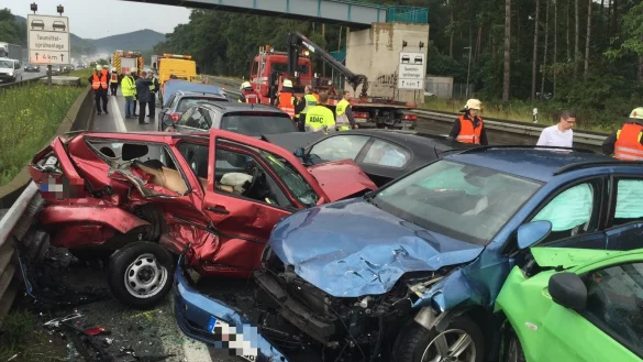 Schwerer Unfall auf der A2 mit sieben beteiligten Fahrzeugen. - © Christian Mathiesen