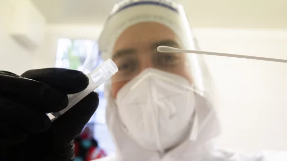 Corona-Test - &copy; Foto: Julian Stratenschulte/dpa