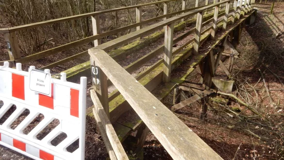 Muss erneuert werden: die Br&uuml;cke hinter dem Freibad in H&ouml;rste. - &copy; Cordula Gr&ouml;ne
