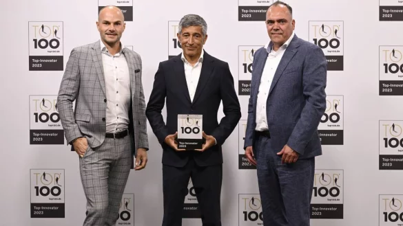 Ingo Schlutter (li.) und Horst Rose (re.) von Denios aus Bad Oeynhausen bekommen den TOP-100-Award von Ranga Yogeshwar &ndash; hier bei der letzten Preisverleihung vor zwei Jahren. - &copy; Archivfoto: DENIOS SE