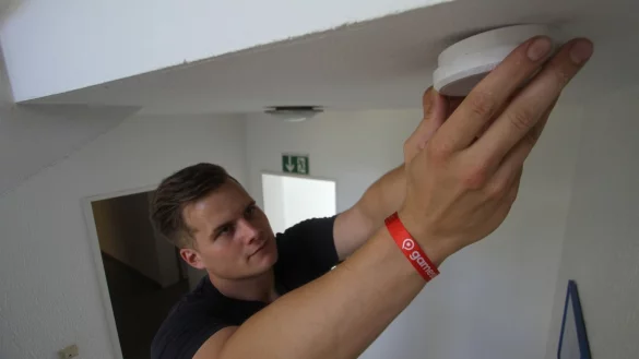 Kostet wenig M&uuml;he und kann Leben retten: Die Montage eines Rauchmelders in R&auml;umen wie Kinder- und Schlafzimmer ist seit 2017 verpflichtend. - &copy; Daniel Hobein