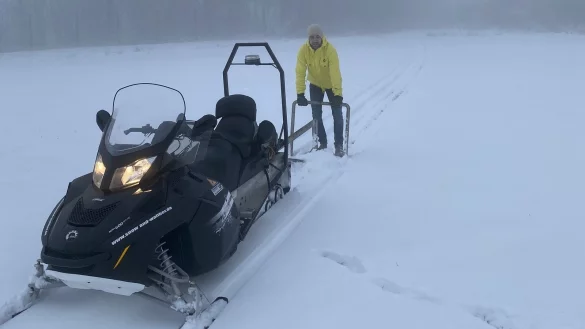 Mit einem speziellen Schlitten hat Leonard Ebers die Loipe auf dem Bauernkamp gespurt. - &copy; Cordula Gr&ouml;ne