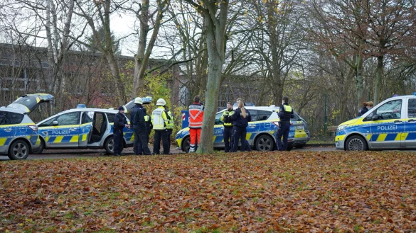 Polizisten sperren die Zufahrten zum Schulzentrum Lohfeld. Ein aus unbekannter Ursache ausgel&ouml;ster Amokalarm hatte den Gro&szlig;einsatz ausgel&ouml;st. - &copy; Tim Freitag