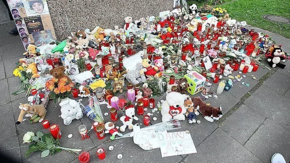 B&uuml;rger haben Blumen im Gedenken an den get&ouml;teten Dano niedergelgt. - &copy; Frank-Michael Kiel-Steinkamp