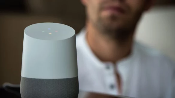 &laquo;Stopp!&raquo;: Google Assistant schnell das Wort abschneiden - &copy; Foto: Franziska Gabbert/dpa-tmn