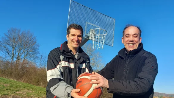 Die Betreiber des Freibades in Schieder, Frank Erbs (links) und Rolf Stanislawski, freuen sich, dass sie ihren G&auml;sten mit dem neuen Basketball- und Soccerfeld eine weitere Attraktion anbieten k&ouml;nnen. - &copy; Michaela Wei&szlig;e