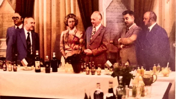 Auf dem Bild zu sehen sind von links: Lehrer Wilhelm Haun, Dr. Jean Gabriac (Bürgermeister Millau); Dame unbekannt; Bürgermeister Kurt Dröge, Louis Laurens und Heinrich Welslau (stellvertretender Bürgermeister). - © Förderverein Bad Salzuflen-Millau